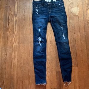 Cute hollister dark washed skinny jeans